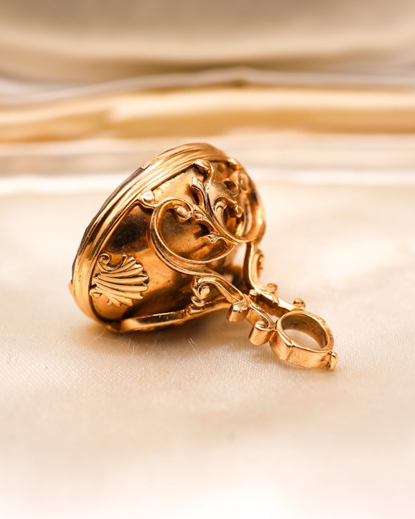 Downstairs at Grays: A very fine 9 carat Yellow Gold (tested) hand-carved pale Citrine, Heraldic Shield Intaglio, English Circa 1860. - image 2
