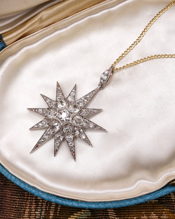 Downstairs at Grays: A fine Victorian 6.00 Carat (approximately), Diamond Star Brooch Pendant. English. Circa 1890. - image 5