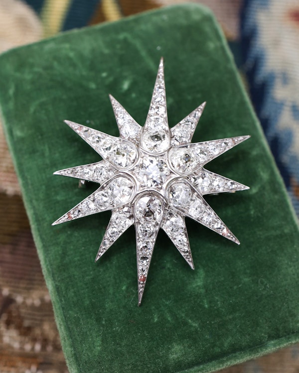 Downstairs at Grays: A fine Victorian 6.00 Carat (approximately), Diamond Star Brooch Pendant. English. Circa 1890. - image 4