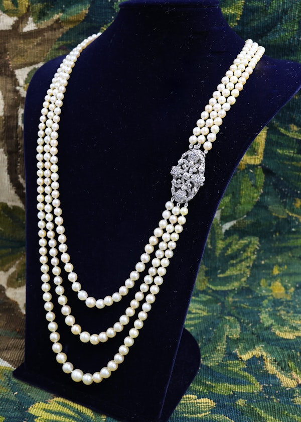 Downstairs at Grays: A Silver & High Carat Gold (tested), Diamond Clasp, with a graduated Cultured Pearl Necklace, Clasp Circa 1890 - image 4