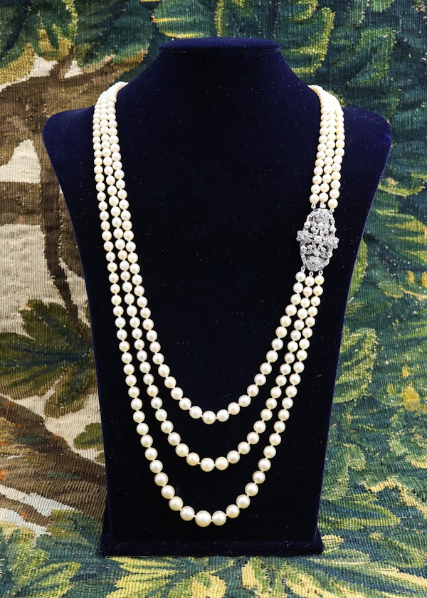 Downstairs at Grays: A Silver & High Carat Gold (tested), Diamond Clasp, with a graduated Cultured Pearl Necklace, Clasp Circa 1890 - image 1