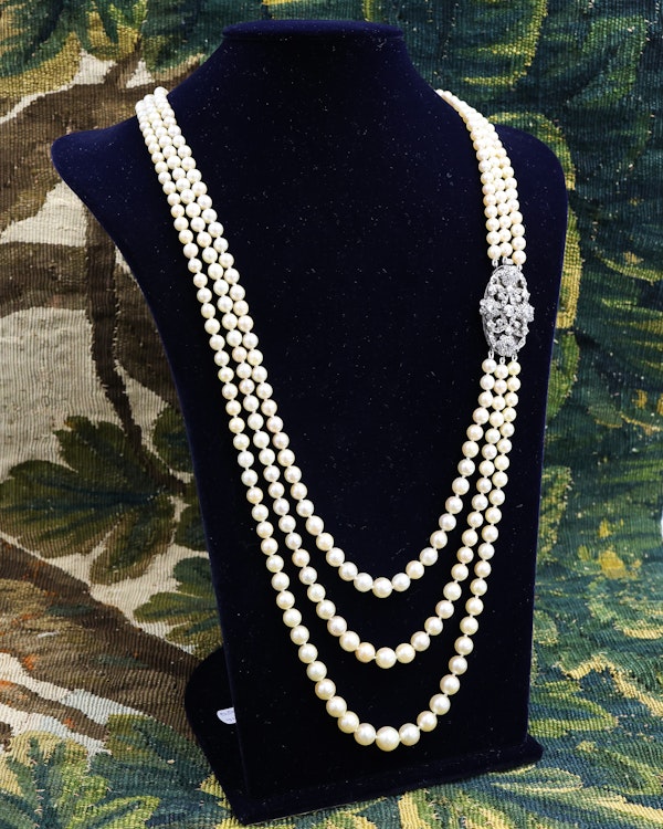 Downstairs at Grays: A Silver & High Carat Gold (tested), Diamond Clasp, with a graduated Cultured Pearl Necklace, Clasp Circa 1890 - image 5