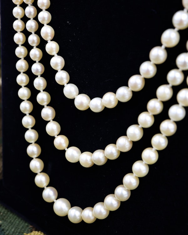 Downstairs at Grays: A Silver & High Carat Gold (tested), Diamond Clasp, with a graduated Cultured Pearl Necklace, Clasp Circa 1890 - image 3