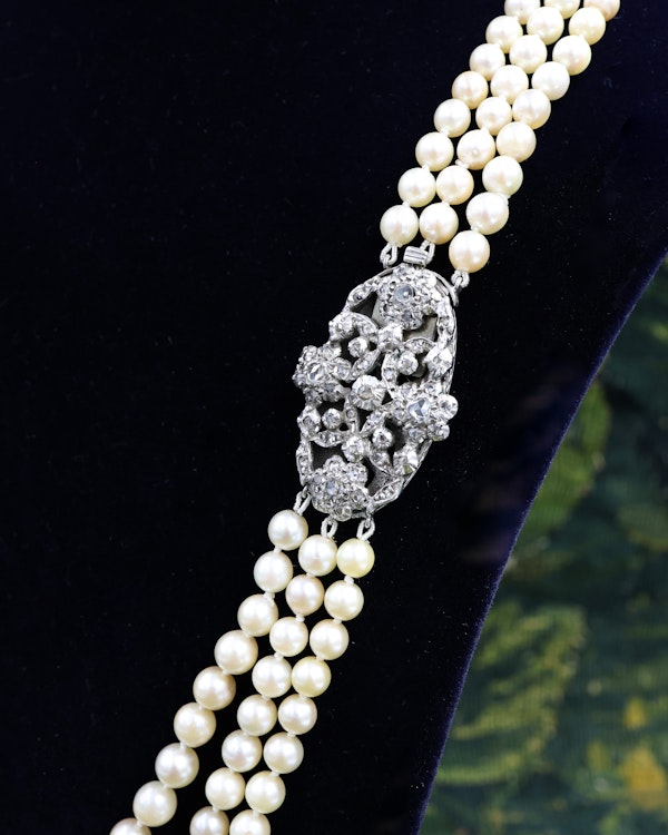 Downstairs at Grays: A Silver & High Carat Gold (tested), Diamond Clasp, with a graduated Cultured Pearl Necklace, Clasp Circa 1890 - image 2
