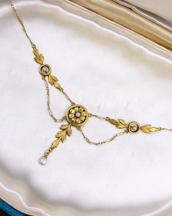 Downstairs at Grays: A very fine 18ct Yellow Gold & Seed Pearl Belle Époque Necklace, French marks. Circa 1900 - image 1