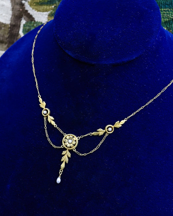 Downstairs at Grays: A very fine 18ct Yellow Gold & Seed Pearl Belle Époque Necklace, French marks. Circa 1900 - image 2