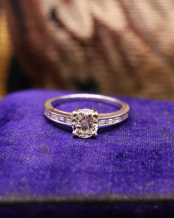 Downstairs at Grays: A very fine 18 ct White Gold Diamond  Solitaire Ring, 0.66 Carats Approximately, with shoulder settings of 0.18 Carats (stamped) of Modified Step Cut Diamonds.  Preowned - image 4