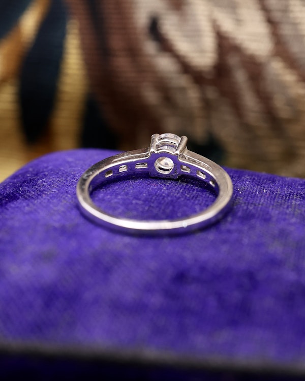 Downstairs at Grays: A very fine 18 ct White Gold Diamond  Solitaire Ring, 0.66 Carats Approximately, with shoulder settings of 0.18 Carats (stamped) of Modified Step Cut Diamonds.  Preowned - image 5