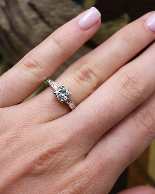 Downstairs at Grays: A very fine 18 ct White Gold Diamond  Solitaire Ring, 0.66 Carats Approximately, with shoulder settings of 0.18 Carats (stamped) of Modified Step Cut Diamonds.  Preowned - image 3