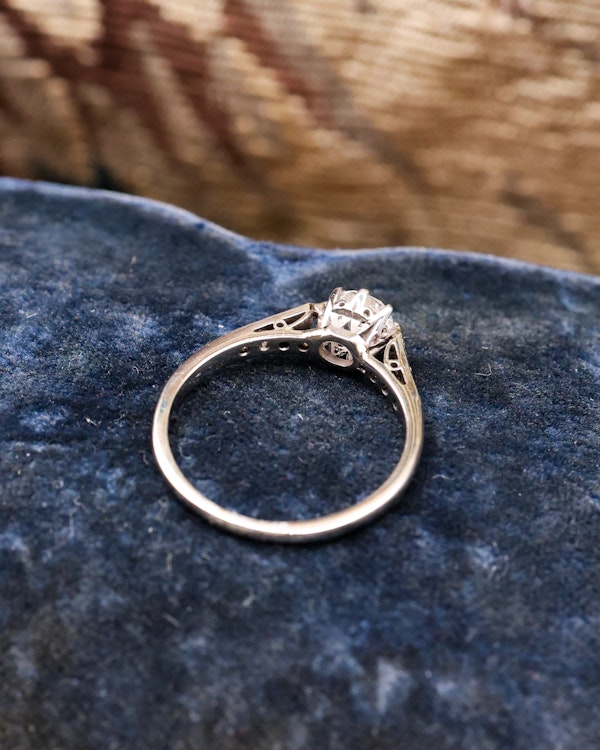 Downstairs at Grays: A very fine 18ct White Gold, 0.70 Carat, Old European Cut  Diamond Solitaire Ring. Circa 1945 - image 4