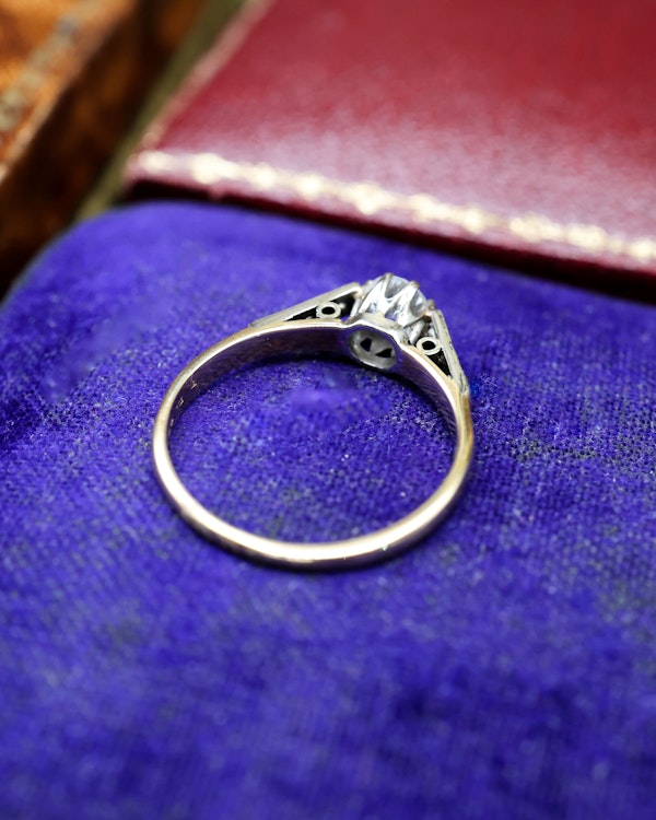 Downstairs at Grays: A very fine 14 ct. Yellow Gold, 0.35 Carat (approximately), Diamond Solitaire Ring Marked AJ Co, Birmingham. Circa 1950 - image 2