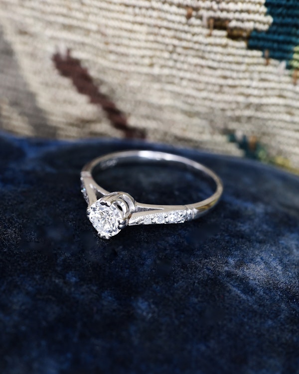 Downstairs at Grays: A very fine Platinum Solitaire Diamond Ring Circa 1959 - image 2