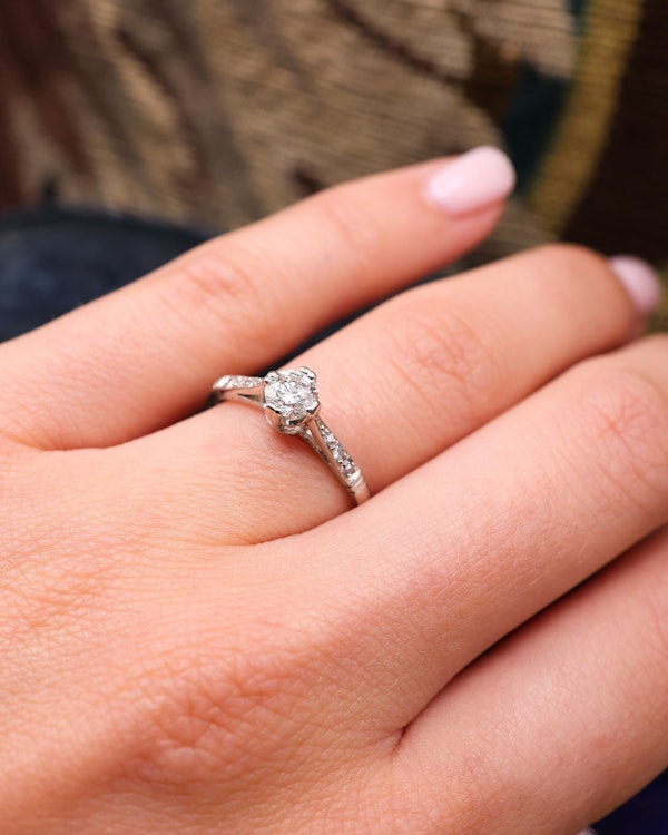 Downstairs at Grays: A very fine Platinum Solitaire Diamond Ring Circa 1959 - image 3