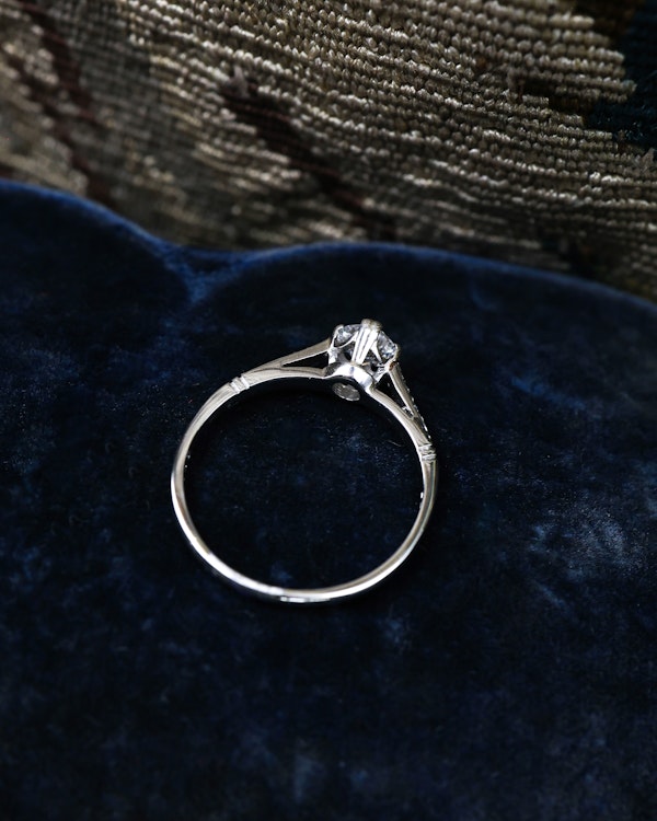 Downstairs at Grays: A very fine Platinum Solitaire Diamond Ring Circa 1959 - image 4