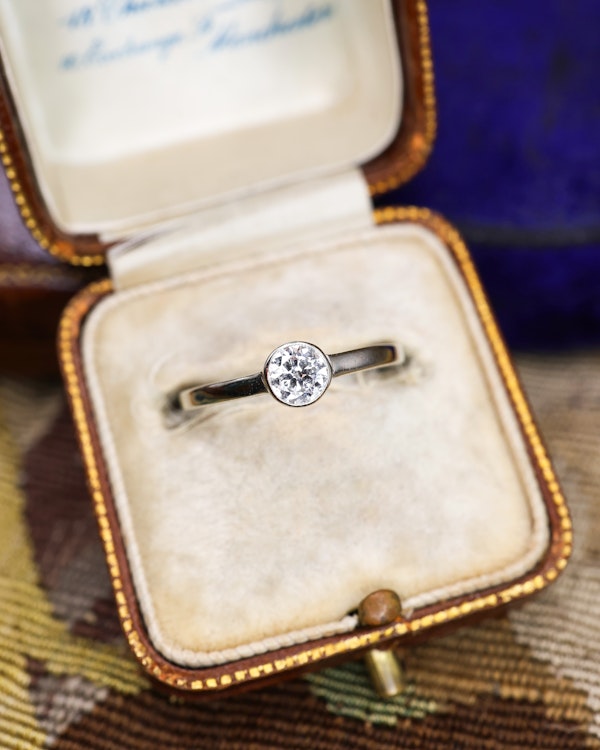 Downstairs at Grays: A  very fine 14 ct White Gold  (marked) Diamond Solitaire Ring, centrally "Rub Over Set" with one "Old Round Cut" Diamond of approximately 0.30 Carats. Circa 1960 - image 4