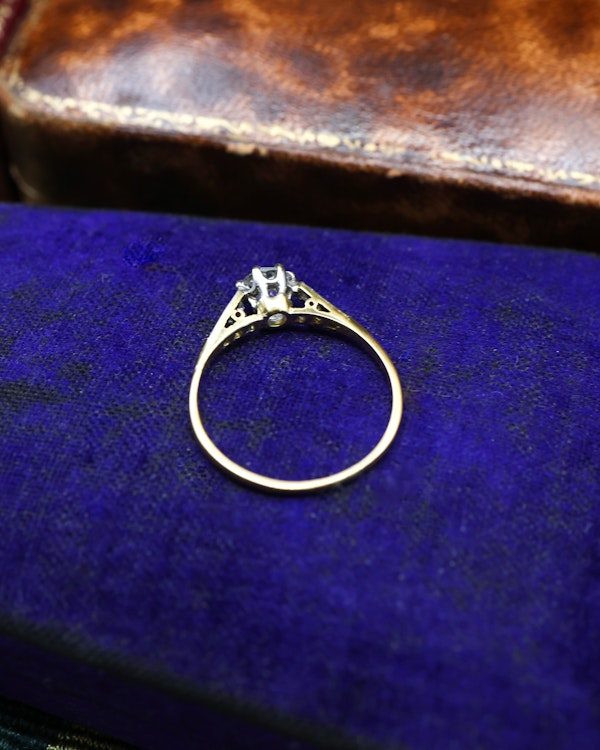 Downstairs at Grays: An 18ct Yellow Gold &  Platinum, Diamond Solitaire Ring. Circa  1930 - image 4
