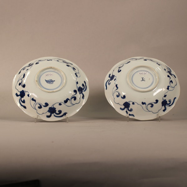 Pair of Chinese blue and white lobed dishes Kangxi(1662-1722) - image 2