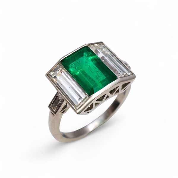 An outstanding Colombian emerald and diamond ring - image 2