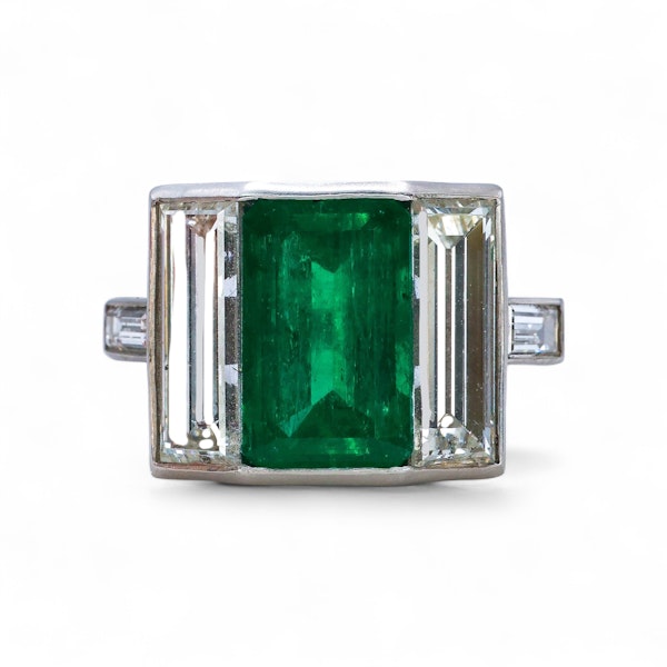 An outstanding Colombian emerald and diamond ring - image 3
