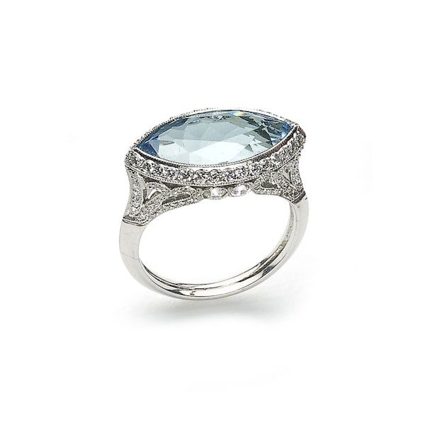 Modern Aquamarine Diamond and Platinum Cluster Ring, 4.69ct - image 3