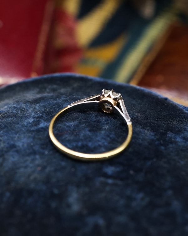 Downstairs at Grays: A very fine 18ct Yellow Gold & Platinum 0.50 Carat Old Cushion Cut  Diamond Solitaire Ring. Circa 1920 - image 3