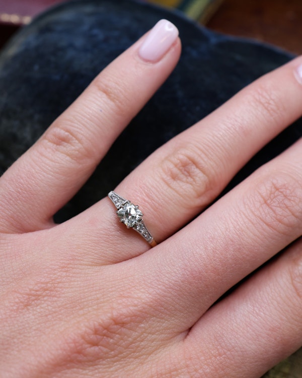 Downstairs at Grays: A very fine 18ct Yellow Gold & Platinum 0.50 Carat Old Cushion Cut  Diamond Solitaire Ring. Circa 1920 - image 2