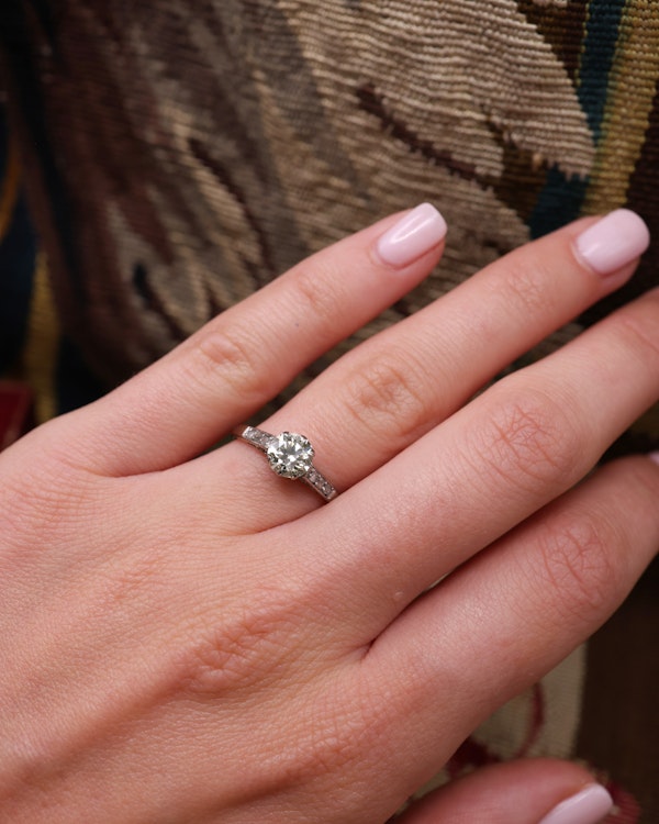 A very fine 18 Carat White Gold, 0.80 Carat, Old European Cut, Diamond Solitaire Ring. Circa 1930 - image 2