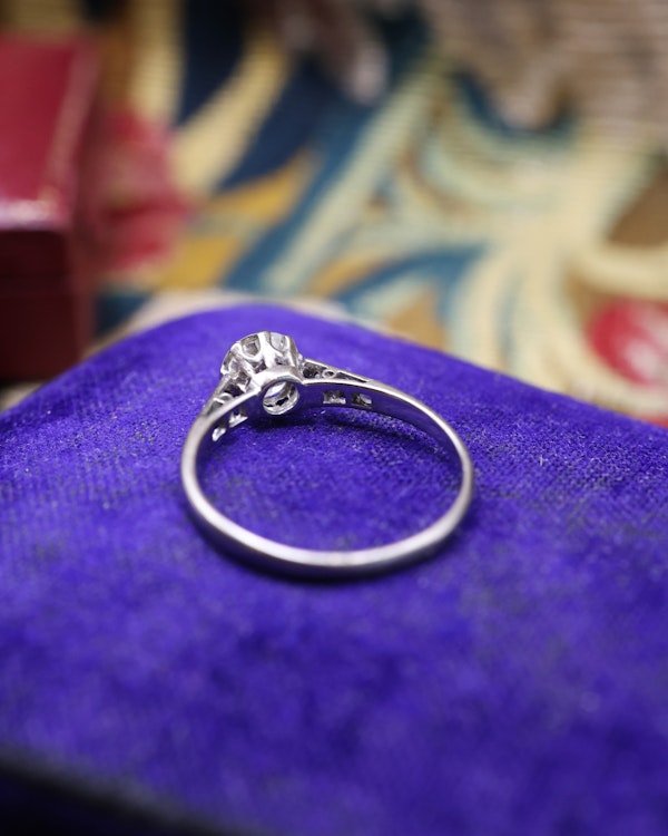 A very fine 18 Carat White Gold, 0.80 Carat, Old European Cut, Diamond Solitaire Ring. Circa 1930 - image 4