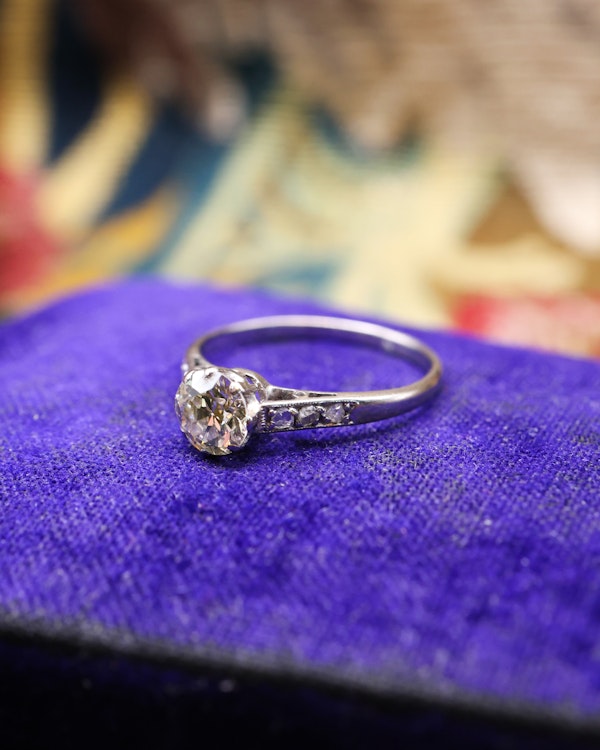 A very fine 18 Carat White Gold, 0.80 Carat, Old European Cut, Diamond Solitaire Ring. Circa 1930 - image 3