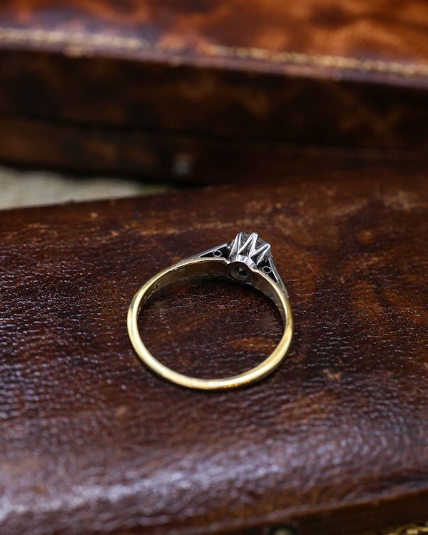 A fine 18ct Yellow Gold & Platinum, Round Brilliant Cut Solitaire Diamond Ring of approximately 0.45 Carats (un-weighed). Assessed as I Colour and SI1 Clarity. English Circa 1950 - image 3