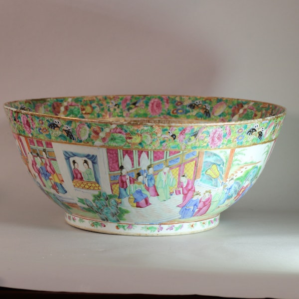 Massive Canton famille rose bowl Daoguang(1821-1850) decorated inside and out with various figurative scenes - image 2