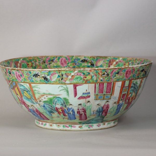 Massive Canton famille rose bowl Daoguang(1821-1850) decorated inside and out with various figurative scenes - image 4