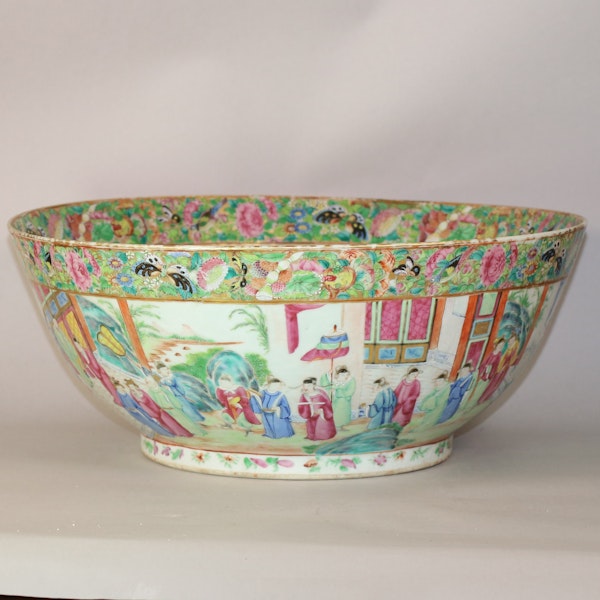 Massive Canton famille rose bowl Daoguang(1821-1850) decorated inside and out with various figurative scenes - image 3
