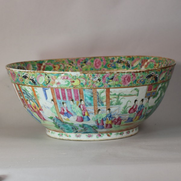 Massive Canton famille rose bowl Daoguang(1821-1850) decorated inside and out with various figurative scenes - image 6