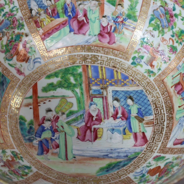 Massive Canton famille rose bowl Daoguang(1821-1850) decorated inside and out with various figurative scenes - image 9