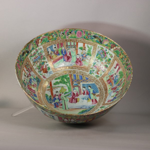 Massive Canton famille rose bowl Daoguang(1821-1850) decorated inside and out with various figurative scenes - image 8