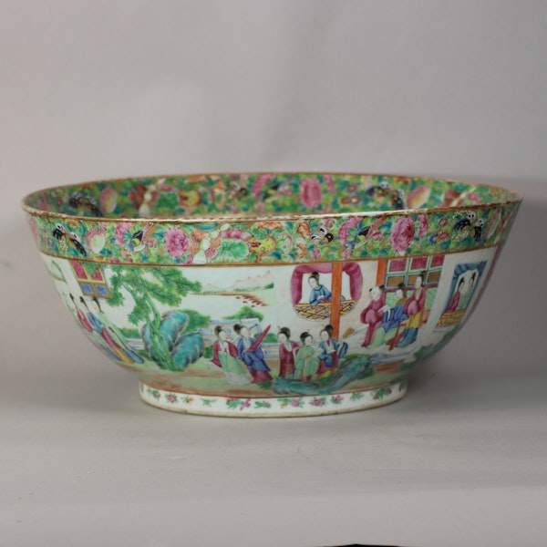 Massive Canton famille rose bowl Daoguang(1821-1850) decorated inside and out with various figurative scenes - image 7
