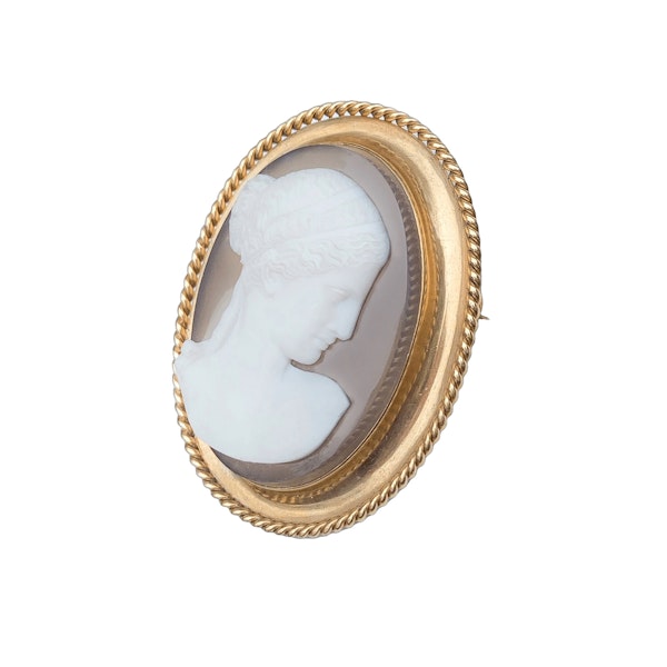 Hardstone Cameo Brooch in 18ct Gold Etruscan Frame | French, c.1860s - image 3