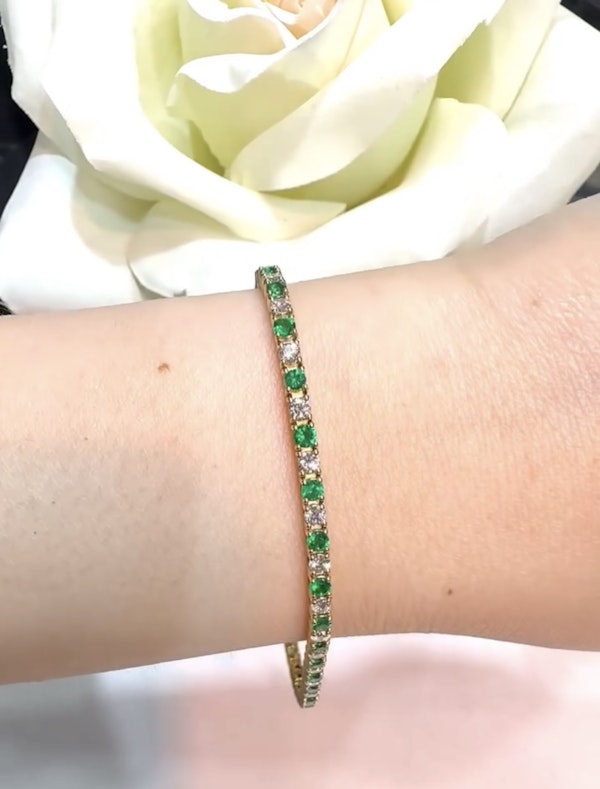 18k gold Emerald & diamond tennis bracelet - image 4