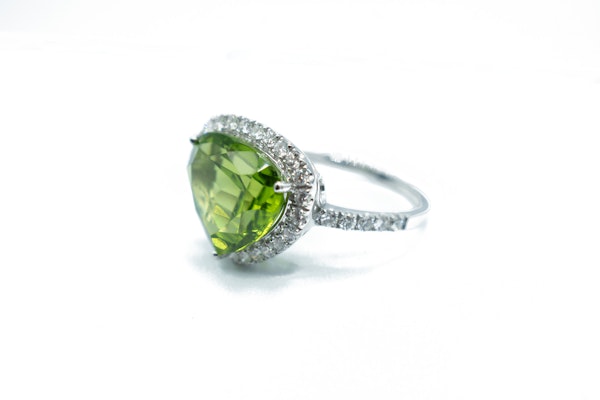 18ct Gold Heart-Shaped Peridot & Diamond Cluster Ring - image 2