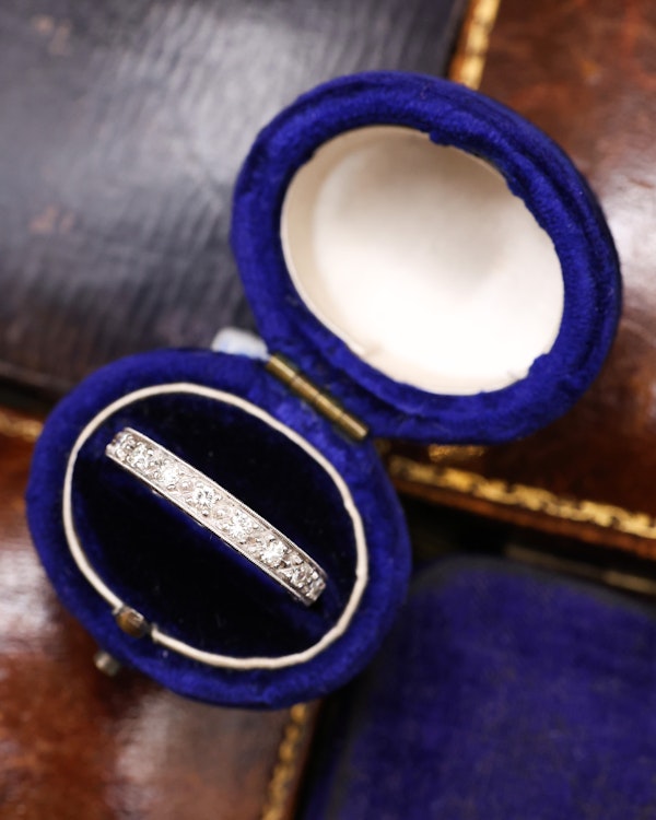Downstairs at Grays: A fine 18ct White Gold Diamond set Half Eternity Ring Date Marked 1980 - image 1