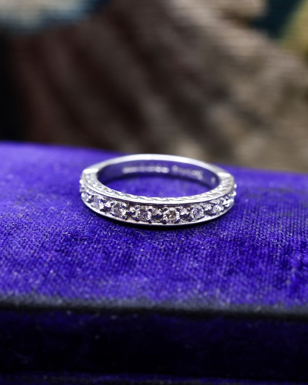 Downstairs at Grays: A fine 18ct White Gold Diamond set Half Eternity Ring Date Marked 1980 - image 4