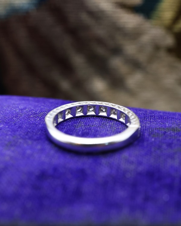 Downstairs at Grays: A fine 18ct White Gold Diamond set Half Eternity Ring Date Marked 1980 - image 5