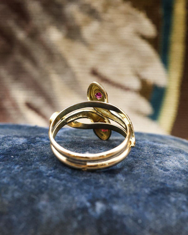 Downstairs at Grays: A very fine Double Ruby Snake Ring set in 18ct Yellow Gold, French, Circa 1890 - image 4