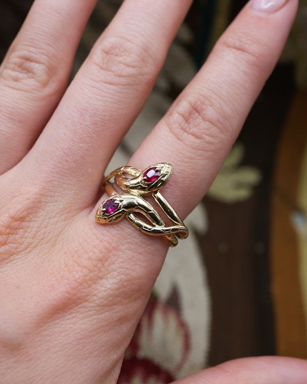 Downstairs at Grays: A very fine Double Ruby Snake Ring set in 18ct Yellow Gold, French, Circa 1890 - image 5