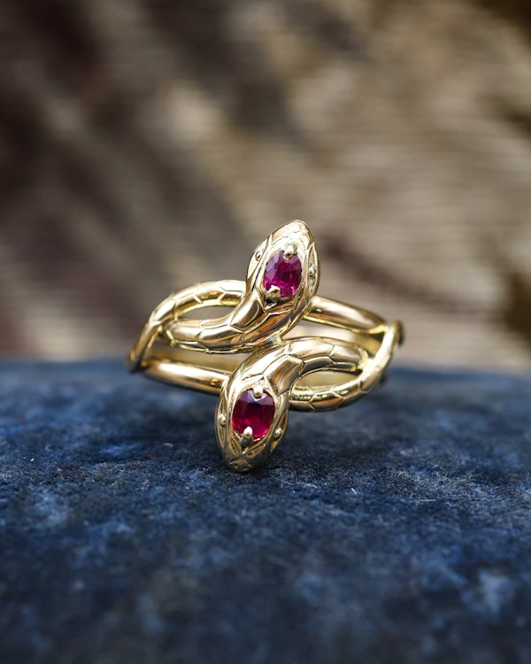Downstairs at Grays: A very fine Double Ruby Snake Ring set in 18ct Yellow Gold, French, Circa 1890 - image 6