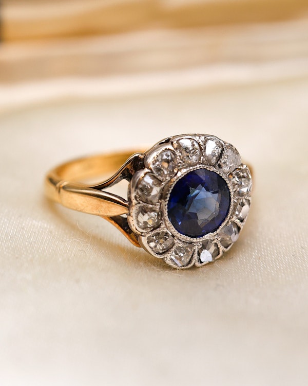A fine 18ct Yellow Gold & Platinum (stamped), Sapphire and Diamond Cluster Ring Circa 1920-1930 - image 2