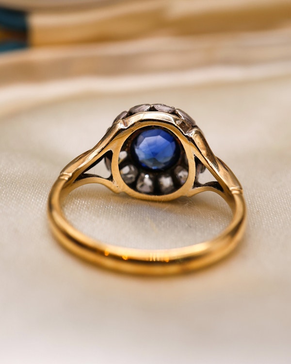 A fine 18ct Yellow Gold & Platinum (stamped), Sapphire and Diamond Cluster Ring Circa 1920-1930 - image 3