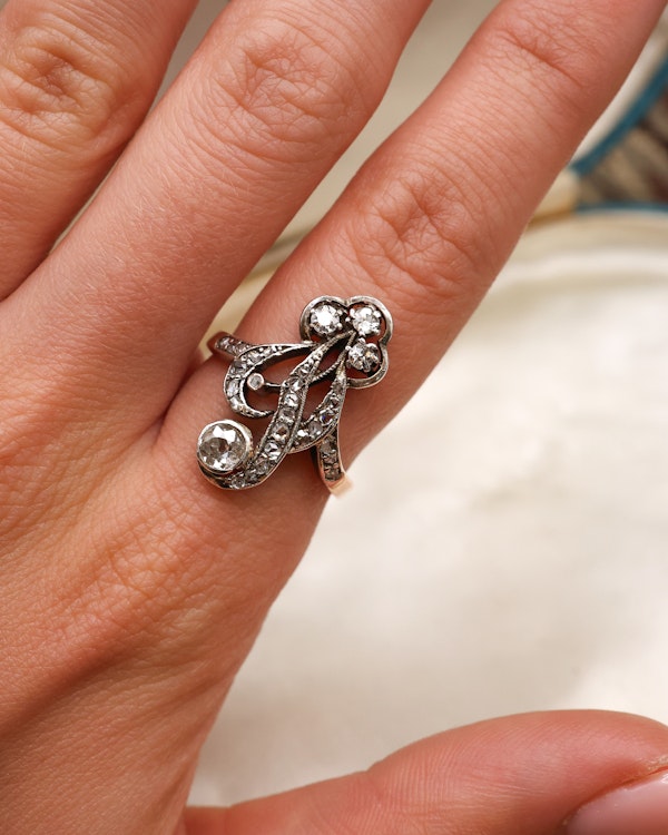 A very fine 18ct Yellow Gold (tested), Silver tipped Diamond, Art Nouveau, Foliate Design Ring. C. 1890 - image 3