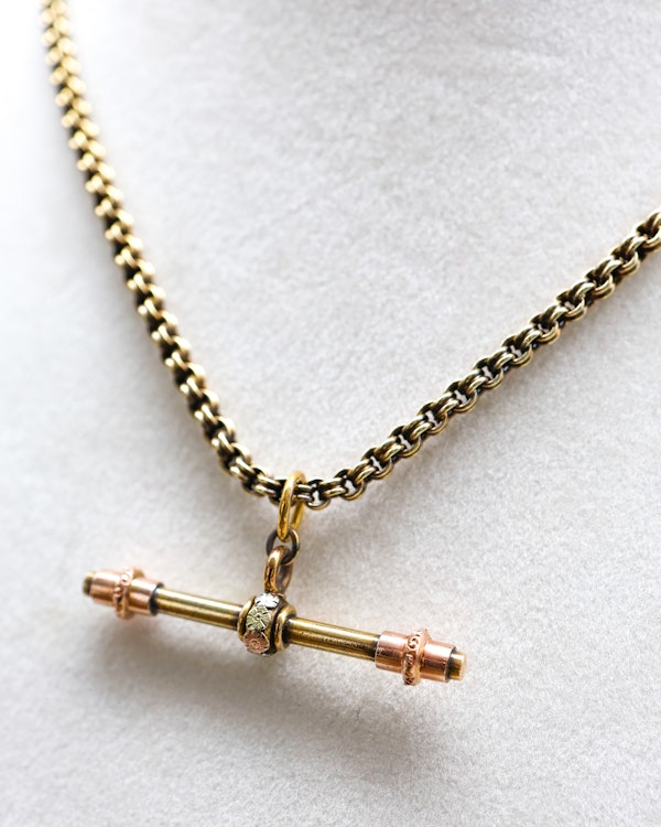 15ct Gold ( Tested ) T bar with Three Colour gold swivel centre. Circa 1880 - image 1